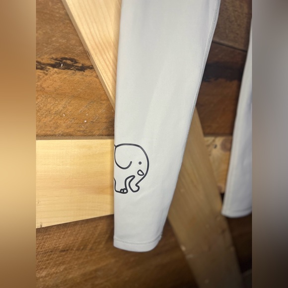 Ivory Ella Athletic Leggings Pants Elephant Black print Women’s Large - Picture 7 of 10